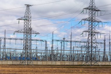 Yüksek voltajlı elektrik iletim pilon güç hatları ve kuleleri. Sanayi Elektrik Dağıtım