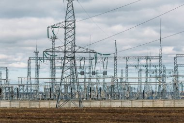 Yüksek voltajlı elektrik iletim pilon güç hatları ve kuleleri. Sanayi Elektrik Dağıtım