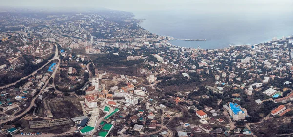 Panorama aéreo do inverno Yalta, cidade europeia velha no Mar Negro, cidade em montanhas, paisagem de recurso bonita — Fotografia de Stock