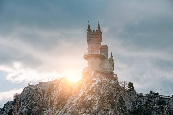 Древний замок на утесе Крыма мелководное гнездо, знаменитое туристическое место Ялты — стоковое фото