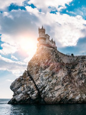 Crimea sahil sığ yuva, Yalta ünlü turistik yeri cliff üzerinde antik kale