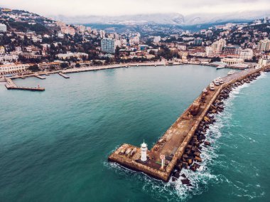 Dron, eski deniz feneri iskele, Deniz Sahil Peyzaj ve şehir binalar dağlar üzerinde Avrupa resort, Crimea Panoraması güzel kış üzerinden Yalta set of havadan görünümü