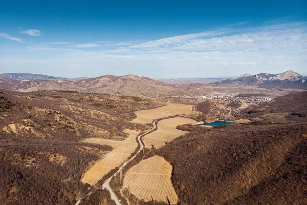 Pandangan udara dari drone di pegunungan Krimea dan lembah di lanskap musim semi — Stok Foto