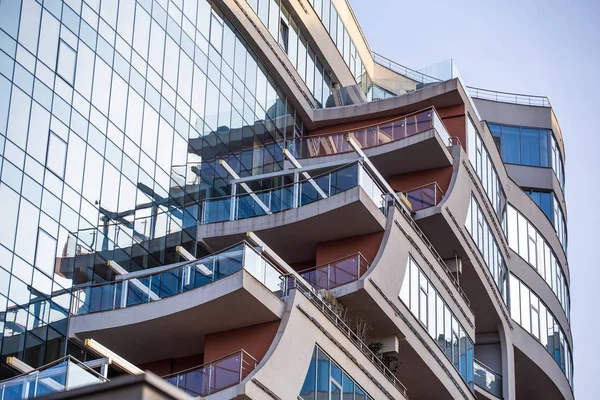 Nuevo edificio moderno de gran altura con balcón y cristal — Foto de Stock