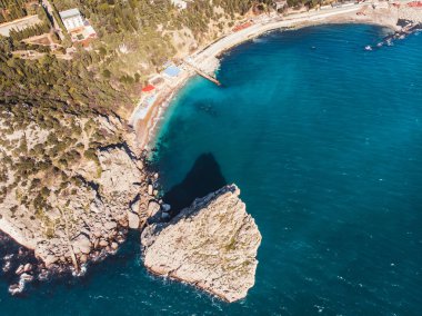 Rock cliff Diva Simeiz deniz resort Beach Crimea'da, uçağın shot hava görünümünü. Güzel yaz tatil doğa manzara dağ alanında