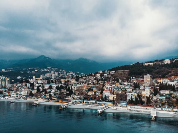 Vista panorâmica aérea do aterro da cidade de Yalta com mar em tempo nublado, montanhas e quebra-mares, belo resort para férias — Fotografia de Stock