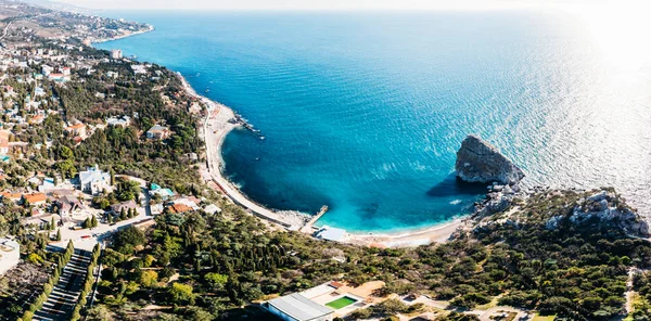 Vista panorámica aérea del hermoso paisaje marino con bahía, olas, costa con playa, rocas en el mar y la zona de montaña en Simeiz, Crimea — Foto de Stock