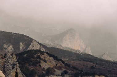 Myst dağlarda veya alacakaranlıkta, karanlık dramatik ve sonbahar depresif atmosfer düşük yalan bulutlar