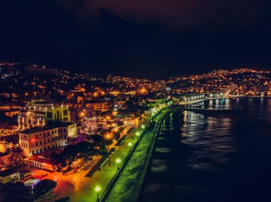 Havadan görünümü gece Yalta şehir çıkabilir çok sayıda binalar ve deniz suya yansıyan ışıklar, atış robot
