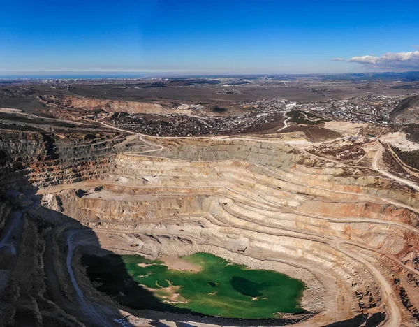 Açık döküm kalker ocağı, havadan görünümü. Madencilik sektörü