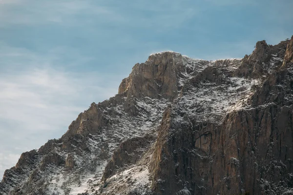 Gama de montanhas da Crimeia com neve, bela paisagem natureza minimalista — Fotografia de Stock
