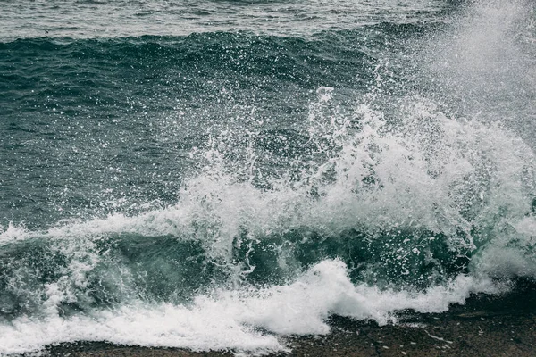 Sea waves splash at coastline, stormy sea water with foam motion — Stock Photo, Image