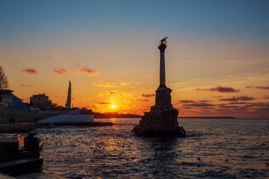 Sevastopol şehir sembolü batımında - batık gemi, ünlü Sevastopol tarihi heykel memorial Anıtı