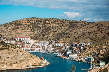 Crimea, dağ kayalıklarla ve liman gemi ile Balaklava koyu. Güzel doğa panorama manzara, tepeler ve Karadeniz arasında şehir. Yaz seyahat kavramı