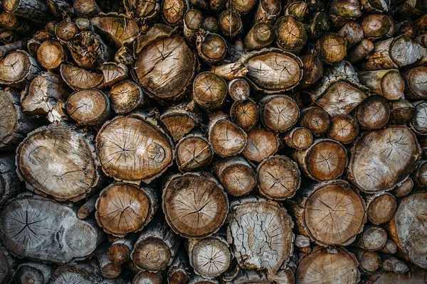 Brandhout achtergrond. Stapel gehakte ronde houtstapel hout brandhout materiaal, bruin houtstructuur — Stockfoto
