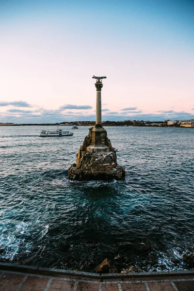 Das Symbol der Stadt Sewastopol bei Sonnenuntergang - Denkmal für die versunkenen Schiffe, berühmtes Denkmal für die historische Statue von Sewastopol — Stockfoto