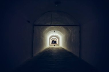 Uzun koridor veya ışıklı tünelde Bomba sığınağı, soğuk savaş, perspektif askeri yeraltı sığınağında