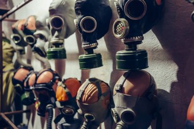 Birçok vintage eski gaz maskeleri Bomba sığınağı duvarda