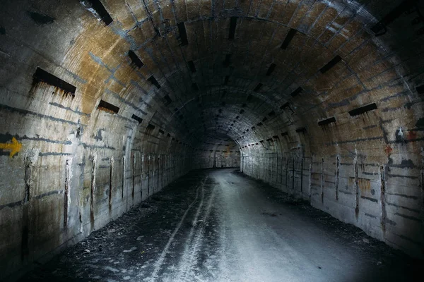 Largo túnel subterráneo o corredor en búnker militar soviético abandonado — Foto de Stock