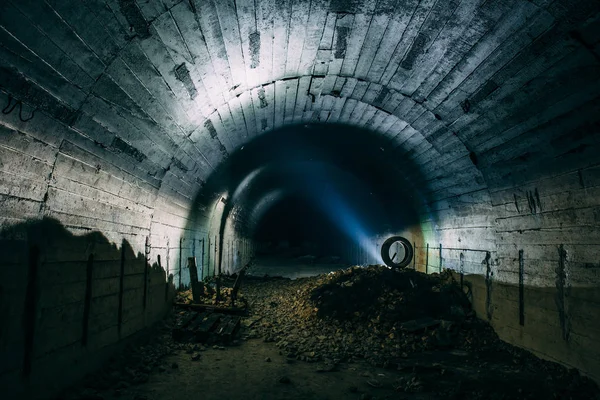 Terrible túnel subterráneo o corredor en búnker militar soviético abandonado, arquitectura industrial con atmósfera espeluznante — Foto de Stock