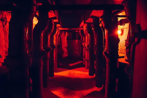 Tubos de acero del sistema de ventilación en búnker nuclear soviético en luz roja como corredor industrial abstracto o túnel con equipo especial —  Fotos de Stock