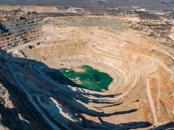 Odkrywkowego górnictwa kamieniołom, widok z lotu ptaka z dronów. Kopanie przemysłowej, wytwarzania i transportu minerałów, rudy i żwir — Zdjęcie stockowe