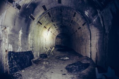 Yeraltı beton tünel veya terk edilmiş nükleer sığınak ya da barınak ya da bakış açısı ile bodrum koridoru