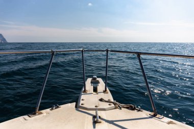 Sonsuz mavi deniz ya da okyanus su teknede geniş açılı manzara. Yaz yat tatili ve lüks dinlenmek