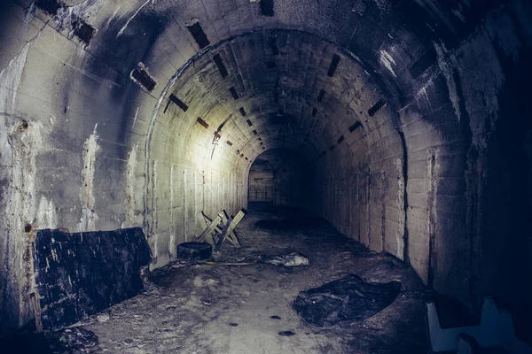Υπόγεια σήραγγα σκυροδέματος ή διάδρομο εγκαταλειμμένο πυρηνικό καταφύγιο, καταφύγιο ή υπόγειο με προοπτική — Φωτογραφία Αρχείου