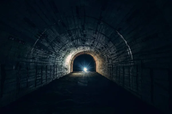Подземный бетонный тоннель или коридор заброшенного ядерного бункера или убежища или подвала с перспективой — стоковое фото