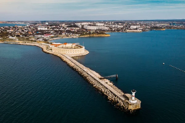 Luchtfoto van Konstantinovskaya batterij in de baai van Sevastopol op de Krim. Zee landschap met kustlijn en stadsgezicht op de achtergrond, drone schot — Stockfoto