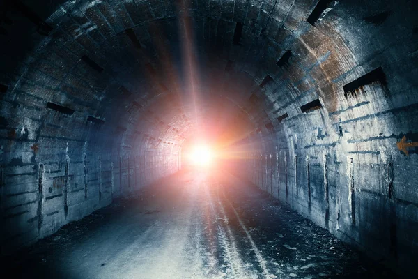 Luz al final del túnel. Largo corredor de hormigón subterráneo en búnker abandonado — Foto de Stock