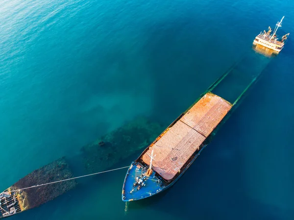 Вид с воздуха на затонувший корабль у моря. Корабль-обломки, беспилотник — стоковое фото