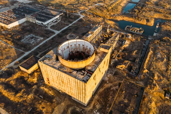 克里米亚 Shelkino 废弃和被毁核电站的空中视图。大乌斯尔工业建筑与圆塔的原子反应堆 — 图库照片