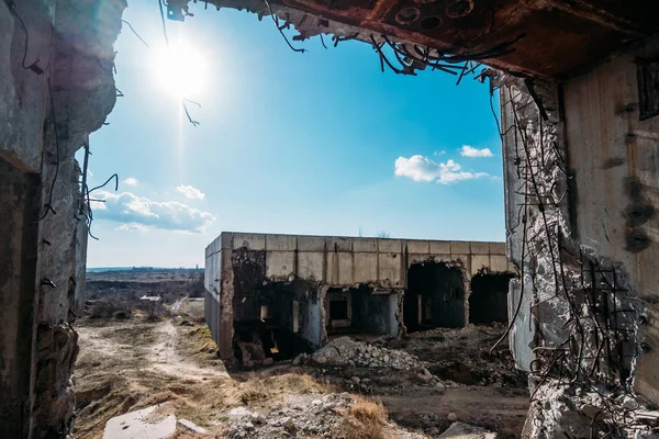 Vista no edifício arruinado após a guerra através de parede quebrada de outra casa — Fotografia de Stock