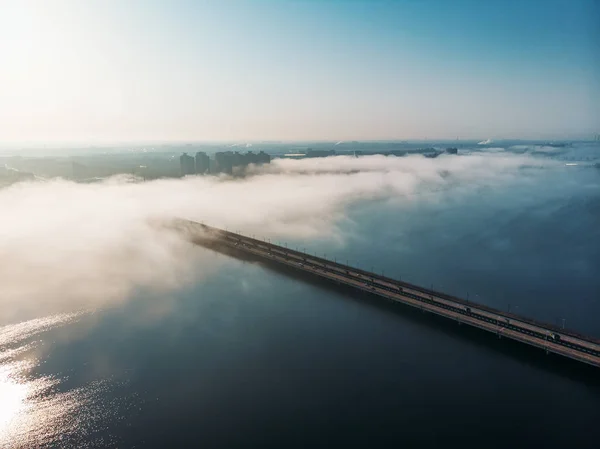 Luftaufnahme von Nebel oder Nebel über dem Fluss Woronesch und der Nordbrücke mit Autoverkehr, Drohnenpanorama von oben, Morgennebel und Stadtbild — Stockfoto