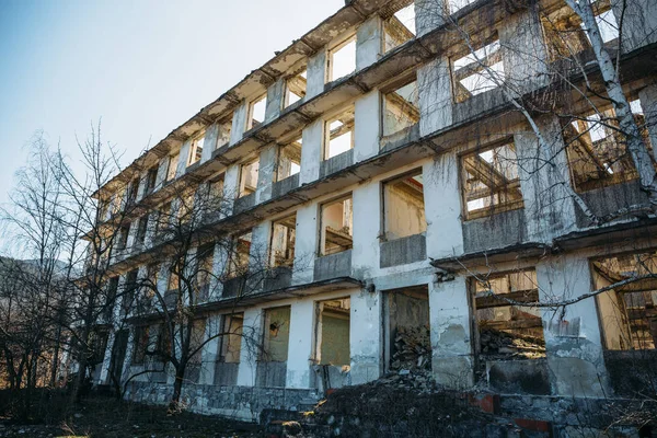 Não terminado abandonado arruinado edifício europeu, janelas vazias e paredes de concreto — Fotografia de Stock