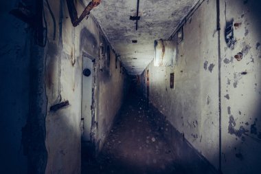 Kırım 'da terkedilmiş nükleer santralin karanlık ürkütücü koridoru. İlk kişi görünümü, harap bina kirli grunge tünel el feneri ile gidiyor, korku kaçış