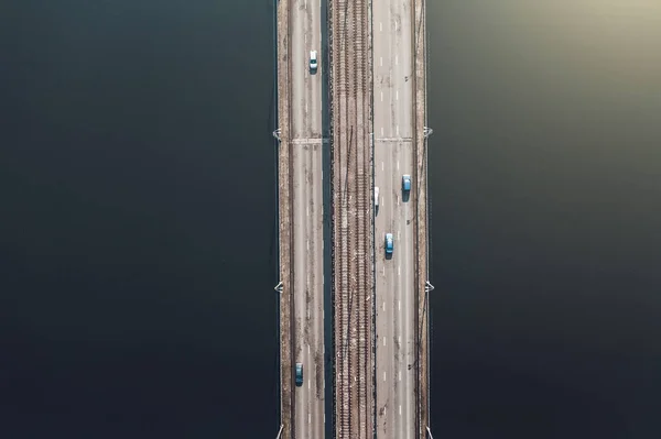 Vista aérea de cima para baixo da estrada da ponte do asfalto sobre o rio grande com tráfego do carro, tiro do drone, espaço da cópia — Fotografia de Stock