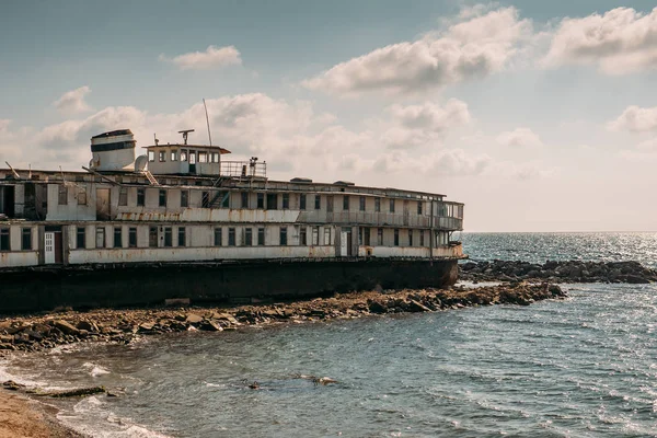 Altes, verlassenes, verrostetes Schiff lief nach Schiffsunglück Anfang des 20. Jahrhunderts an der Krimküste auf Grund — Stockfoto