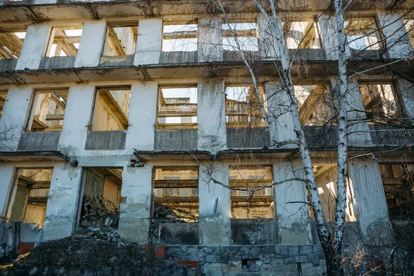 Nem fejezte be elhagyott romos európai épület, üres ablakok és beton falak — Stock Fotó