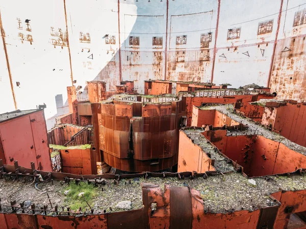 Dentro rodada arruinada e abandonada sala do reitor nuclear na Crimeia destruída NPP, equipamento de aço enferrujado do gerador de turbinas nucleares — Fotografia de Stock