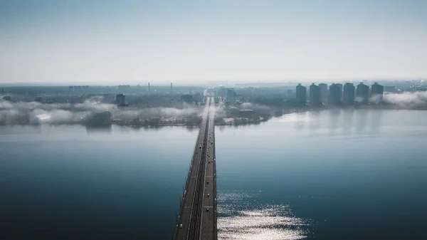Luftaufnahme von Nebel oder Nebel über dem Fluss Woronesch und der Nordbrücke mit Autoverkehr, Drohnenpanorama von oben, Morgennebel und Stadtbild — Stockfoto