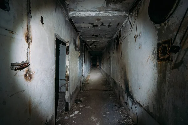 Corredor sinistro escuro na central nuclear abandonada na Crimeia. Primeira pessoa vista, indo com lanterna no túnel grunge sujo em edifício arruinado, fuga de horror — Fotografia de Stock