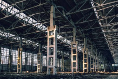 Harap sanayi salonu depo veya hangar, ürpertici ve eski inşaat