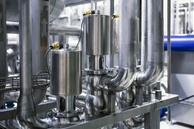 Paslanmaz çelik bira ekipmanları, rezervuarlar veya tanklar ve borular ve boruboruları modern bira fabrikasında. Bira üretim konsepti, soyut endüstriyel arka plan