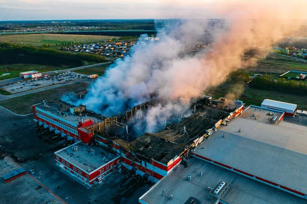 Fumée lourde dans un entrepôt industriel en feu ou un hangar industriel d'entrepôt du toit brûlé, vue aérienne de la catastrophe d'incendie — Photo