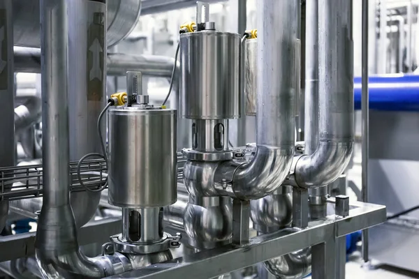 Equipo cervecero de acero inoxidable, depósitos o tanques y tuberías y tuberías en la fábrica de cerveza moderna. Concepto de producción cervecera, fondo industrial abstracto — Foto de Stock