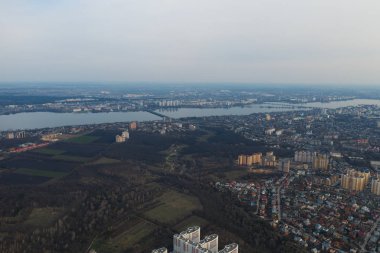 Voronej şehrinde yaz akşamı, drone havadan panorama