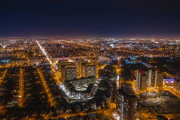Pandangan panorama pemandangan kota udara, penerbangan dengan pesawat tak berawak di atas kota malam Voronezh dengan jalan terang dan bangunan bertingkat tinggi — Stok Foto